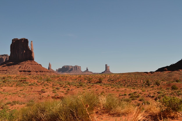 Zdjęcie sceniczny widok parku plemiennego monument valley na tle nieba