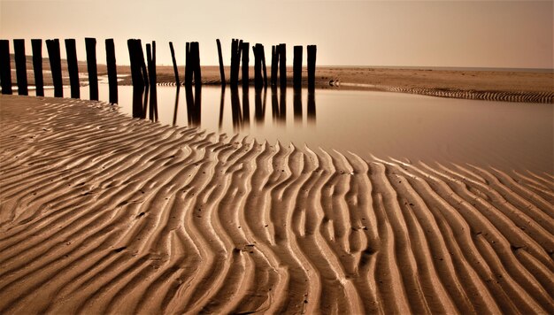Zdjęcie sceniczny widok piasku na plaży na tle nieba