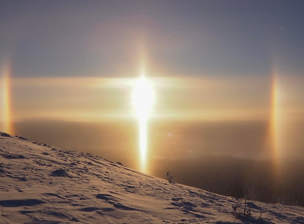 Sceniczny Widok Pokrytego śniegiem Krajobrazu Na Tle Nieba Podczas Zachodu Słońca