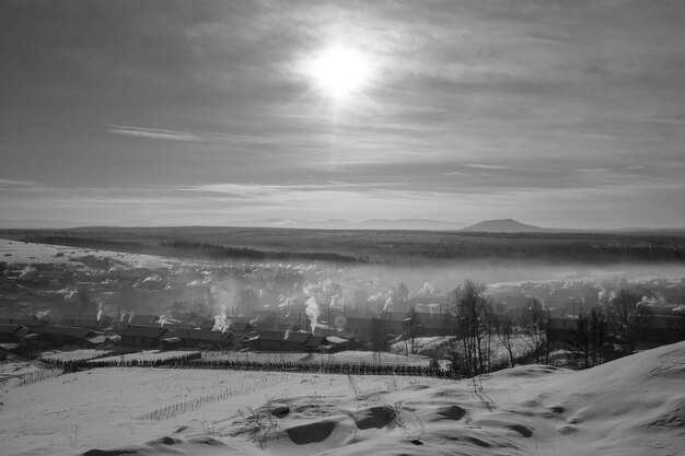 Zdjęcie sceniczny widok pokrytego śniegiem krajobrazu na tle nieba