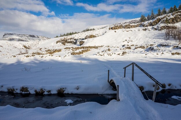 Zdjęcie sceniczny widok pokrytego śniegiem pola na tle nieba