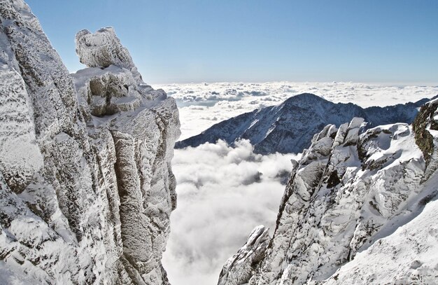 Sceniczny Widok Pokrytej śniegiem Góry Na Tle Nieba