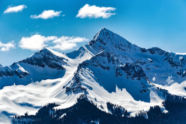 Sceniczny widok pokrytych śniegiem gór na tle nieba