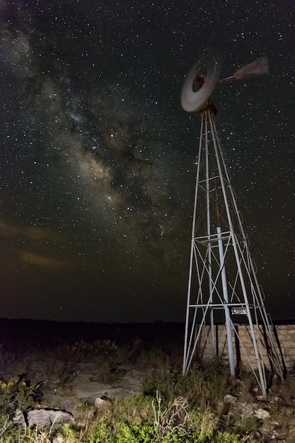 Sceniczny widok pola gwiazd na tle nocnego nieba