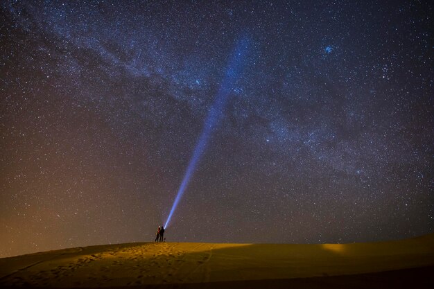 Zdjęcie sceniczny widok pola gwiazd na tle nocnego nieba