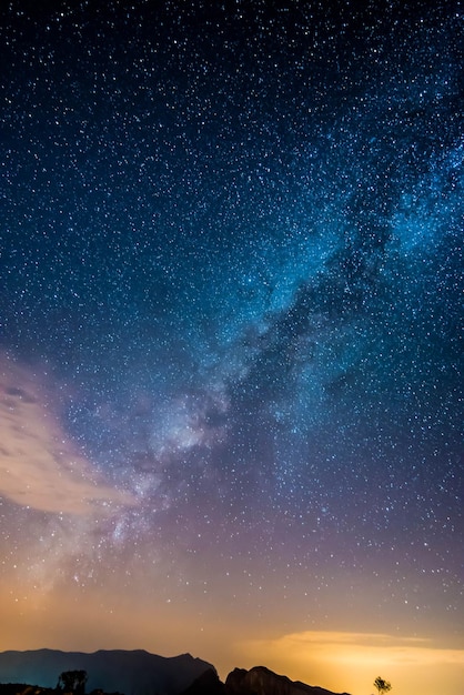 Zdjęcie sceniczny widok pola gwiazd na tle nocnego nieba