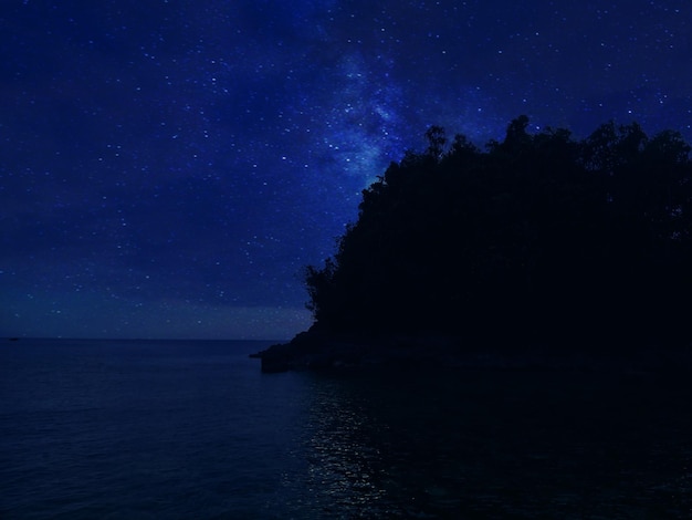 Zdjęcie sceniczny widok pola gwiazd w nocy