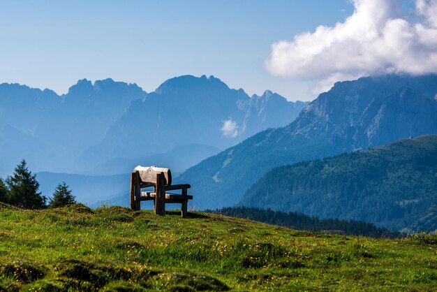 Zdjęcie sceniczny widok pola i gór na tle nieba