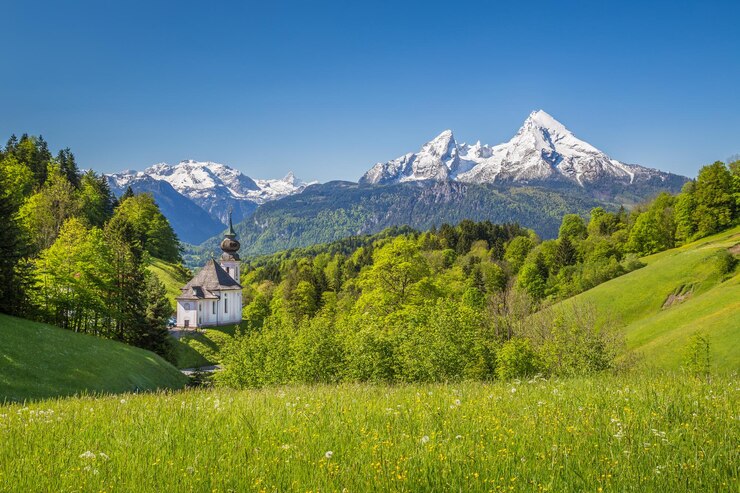 Zdjęcie sceniczny widok pola i gór na tle nieba