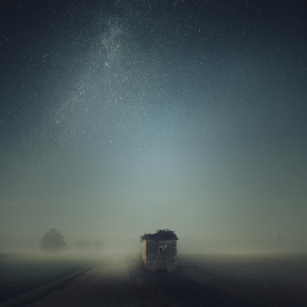 Zdjęcie sceniczny widok pola na jasnym niebie w nocy