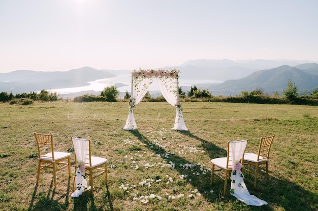 Sceniczny widok pola na tle nieba