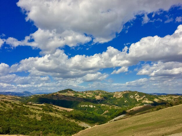 Zdjęcie sceniczny widok pola na tle nieba