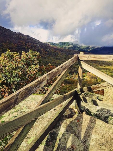 Zdjęcie sceniczny widok pola na tle nieba