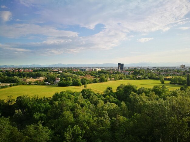 Sceniczny widok pola na tle nieba