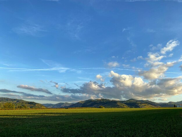 Zdjęcie sceniczny widok pola na tle nieba