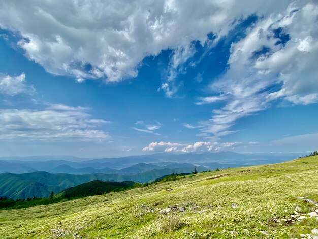 Zdjęcie sceniczny widok pola na tle nieba