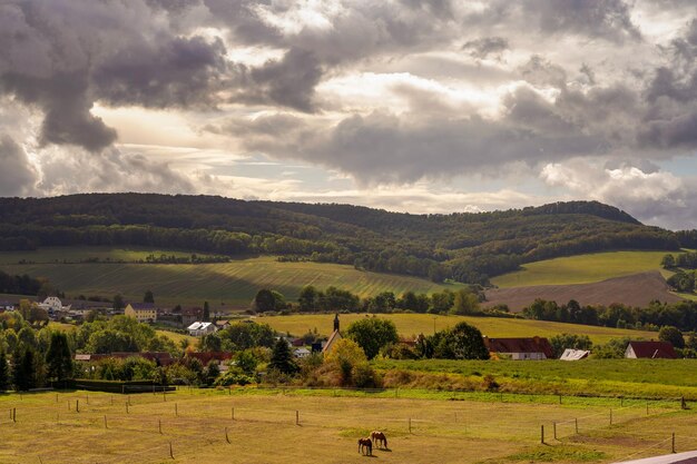 Zdjęcie sceniczny widok pola na tle nieba