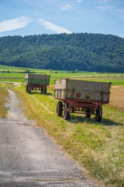 Zdjęcie sceniczny widok pola rolniczego na tle nieba