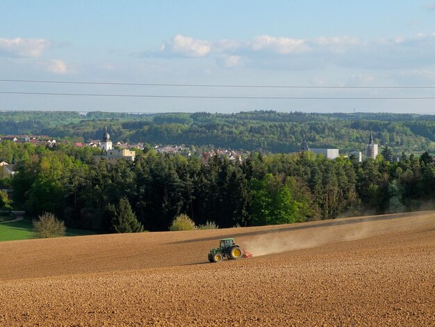 Zdjęcie sceniczny widok pola rolniczego na tle nieba