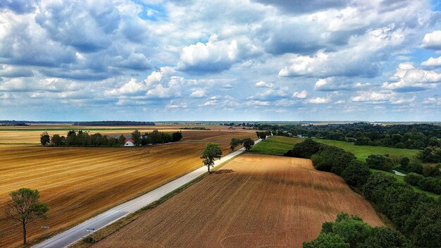 Sceniczny widok pola rolniczego na tle nieba