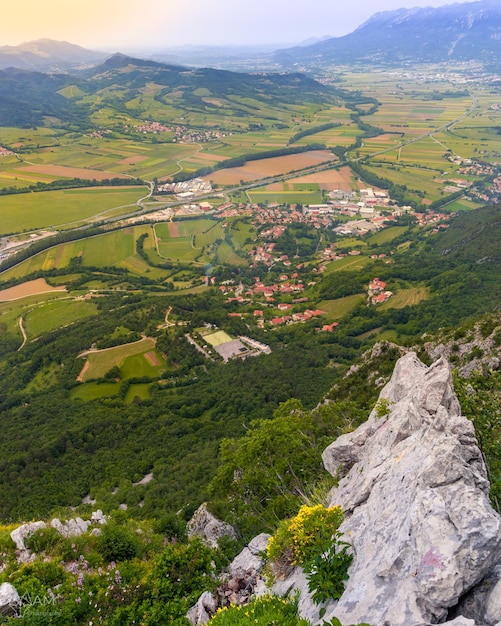 Zdjęcie sceniczny widok pola rolniczego na tle nieba