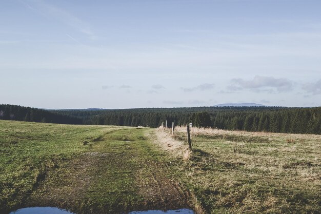 Zdjęcie sceniczny widok pola rolniczego na tle nieba