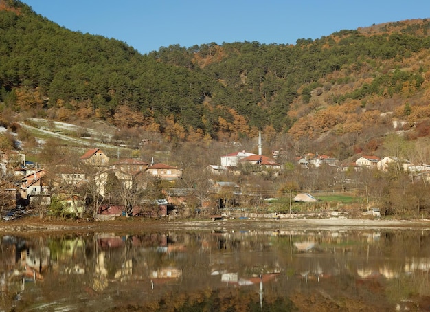 Zdjęcie sceniczny widok pola rolniczego na tle nieba