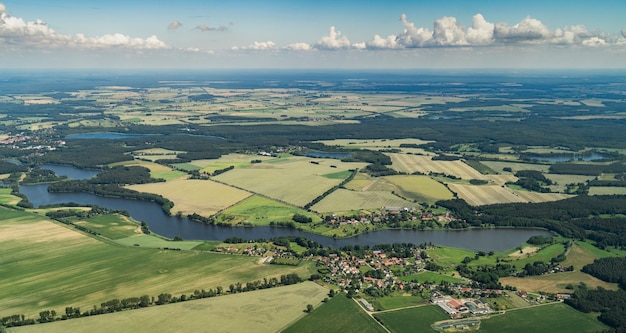 Zdjęcie sceniczny widok pola rolniczego na tle nieba