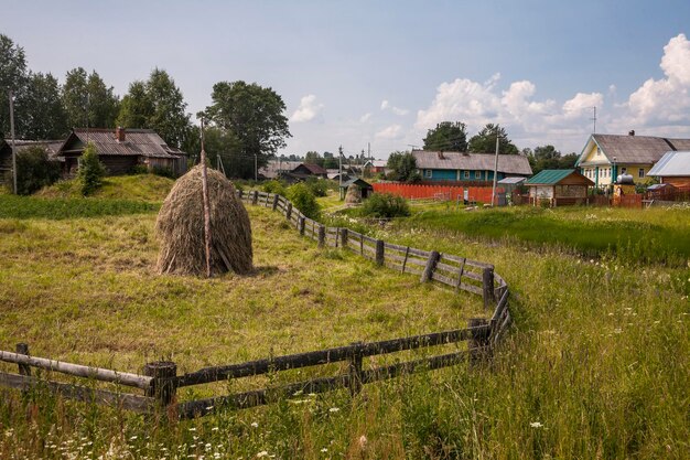 Zdjęcie sceniczny widok pola rolniczego przez domy na tle nieba