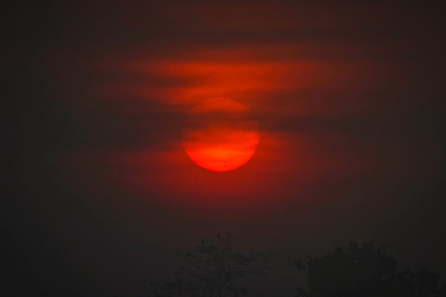 Zdjęcie sceniczny widok pomarańczowego słońca na niebie przy zachodzie słońca