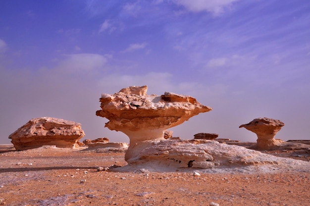 Sceniczny widok pustyni na tle nieba oaza Bahariya biała pustynia Egipt