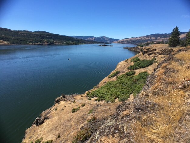 Sceniczny Widok Rzeki Columbia I Wzgórz Na Czyste Niebieskie Niebo