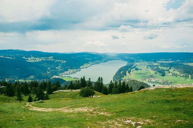 Zdjęcie sceniczny widok rzeki i krajobrazu na tle nieba