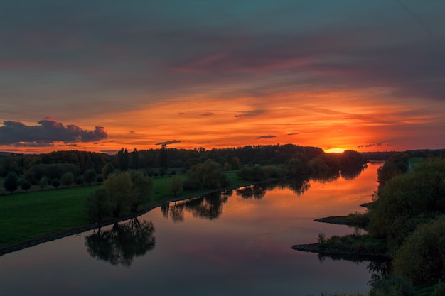 Sceniczny widok rzeki na chmurnym niebie podczas zachodu słońca