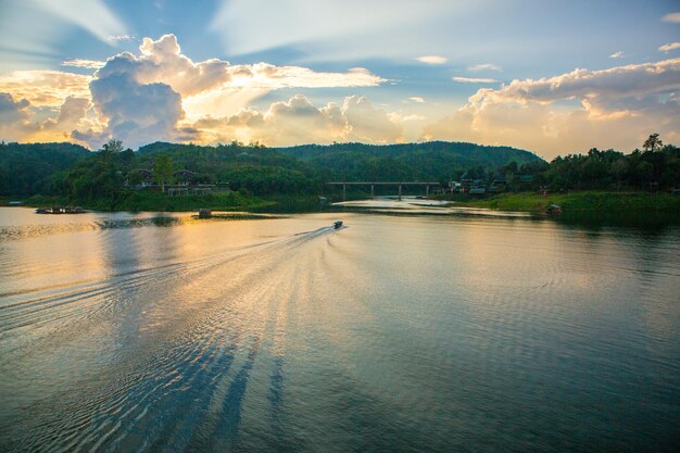 Zdjęcie sceniczny widok rzeki na tle nieba przy zachodzie słońca