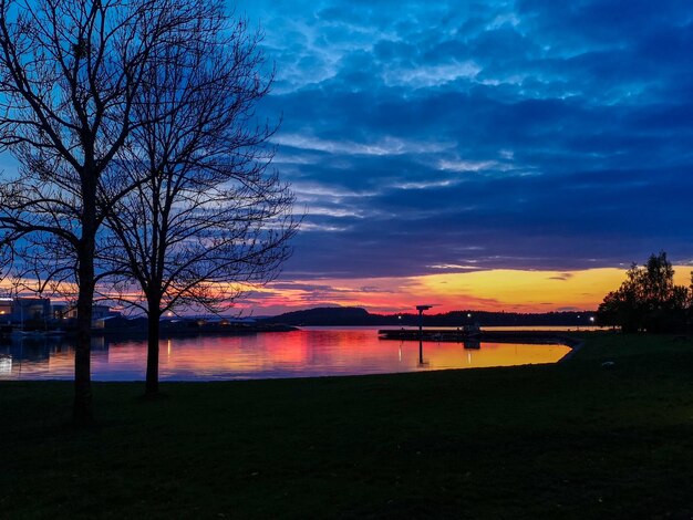 Zdjęcie sceniczny widok rzeki na tle nieba przy zachodzie słońca