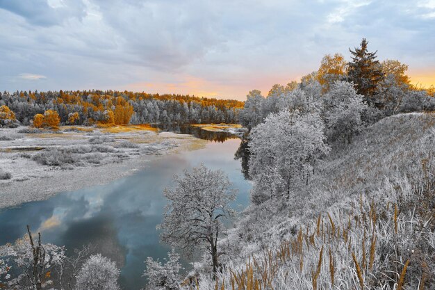 Zdjęcie sceniczny widok rzeki na tle nieba w zimie