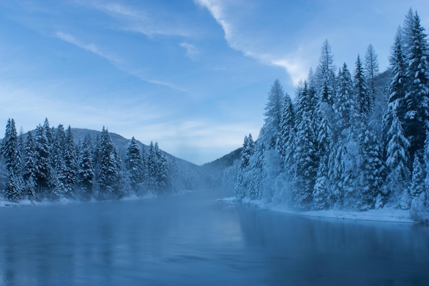 Zdjęcie sceniczny widok rzeki na tle nieba w zimie