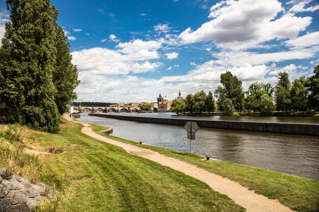 Zdjęcie sceniczny widok rzeki na tle nieba