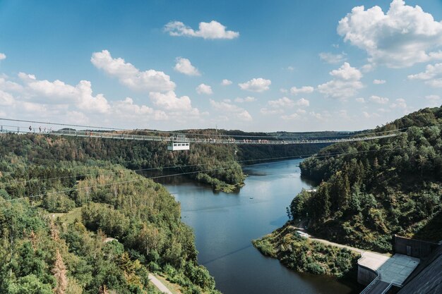 Zdjęcie sceniczny widok rzeki na tle nieba