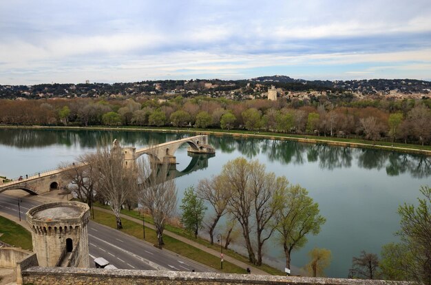 Zdjęcie sceniczny widok rzeki na tle nieba