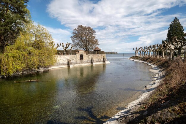 Zdjęcie sceniczny widok rzeki na tle nieba