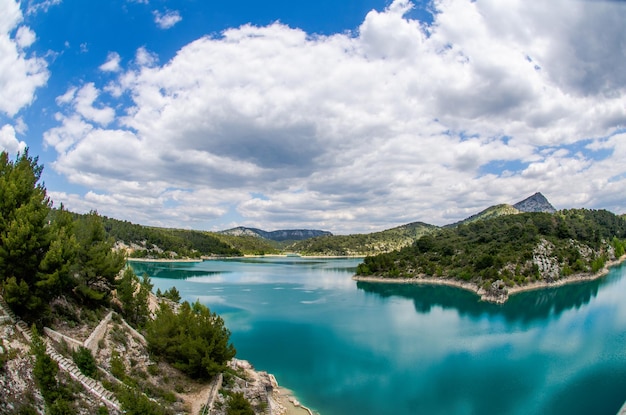 Sceniczny widok rzeki na tle nieba