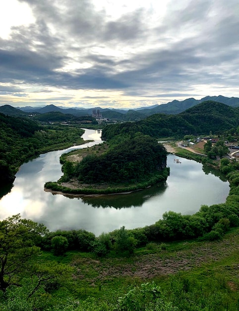 Zdjęcie sceniczny widok rzeki pośród drzew na tle nieba