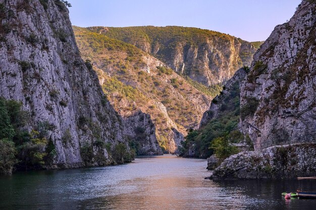 Zdjęcie sceniczny widok rzeki pośród gór na tle nieba