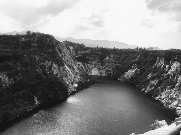 Zdjęcie sceniczny widok rzeki pośród gór na tle nieba