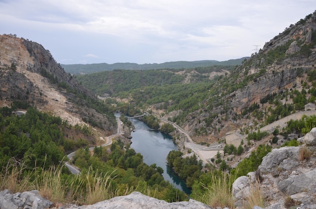 Sceniczny widok rzeki pośród gór na tle nieba