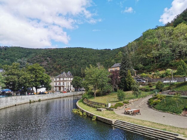 Sceniczny widok rzeki przez budynki na tle nieba