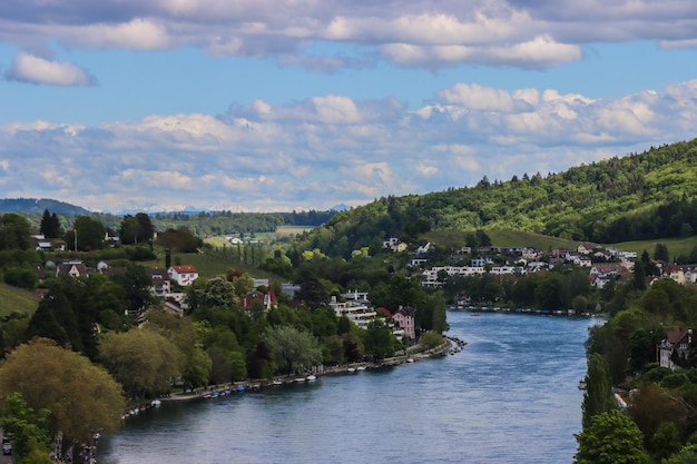 Sceniczny widok rzeki przez drzewa na tle nieba