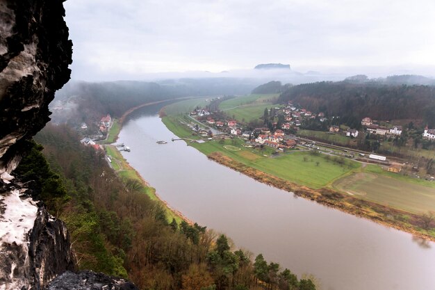 Zdjęcie sceniczny widok rzeki przez góry na tle nieba